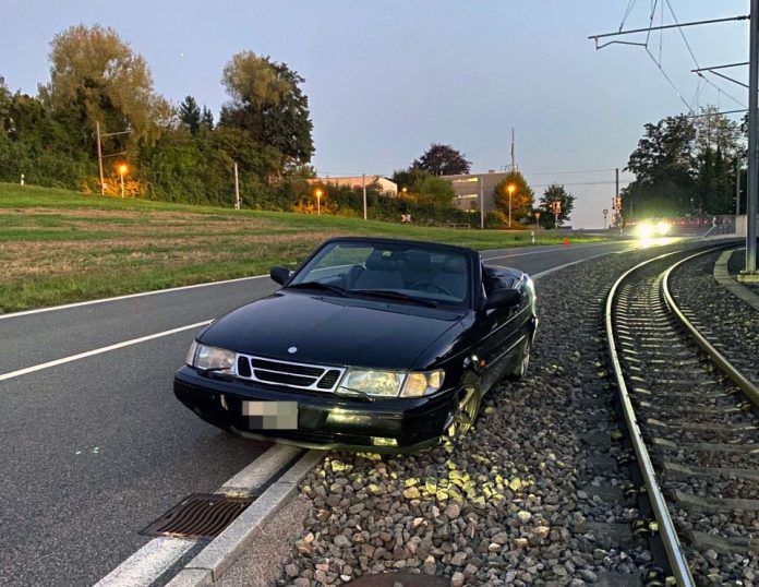 Zufikon Belvedere Auto Gleisbett AVA gelandet_Kapo AG_23 9 21