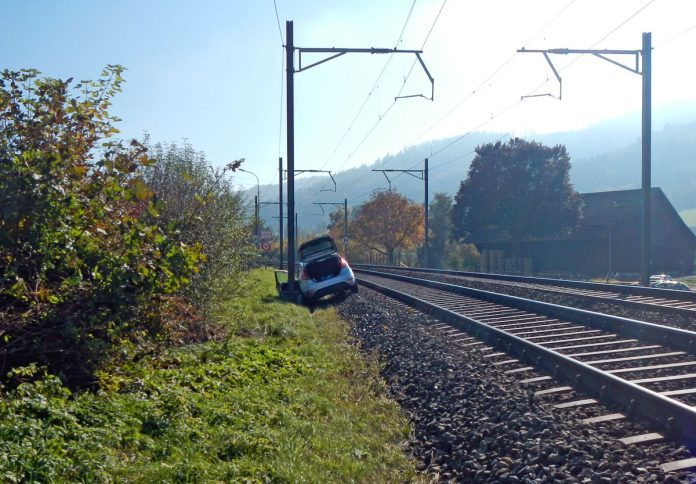 Aadorf Auto neben Bahnlinie gelandet_Kapo TG_24 10 21