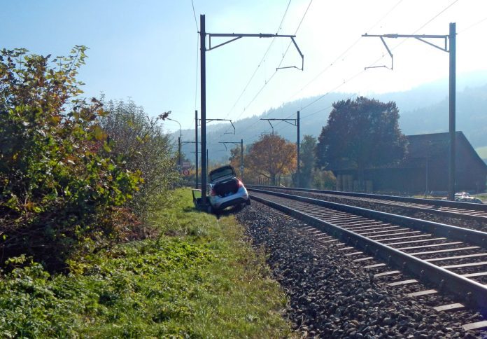 Aadorf Auto neben Bahnlinie gelandet_Kapo TG_24 10 21