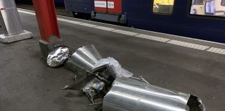 Bahnhof Wetzikon ZH Zug ueberfaehrt Gleis liegenden Abfalleimer_Kapo ZH_1 11 21