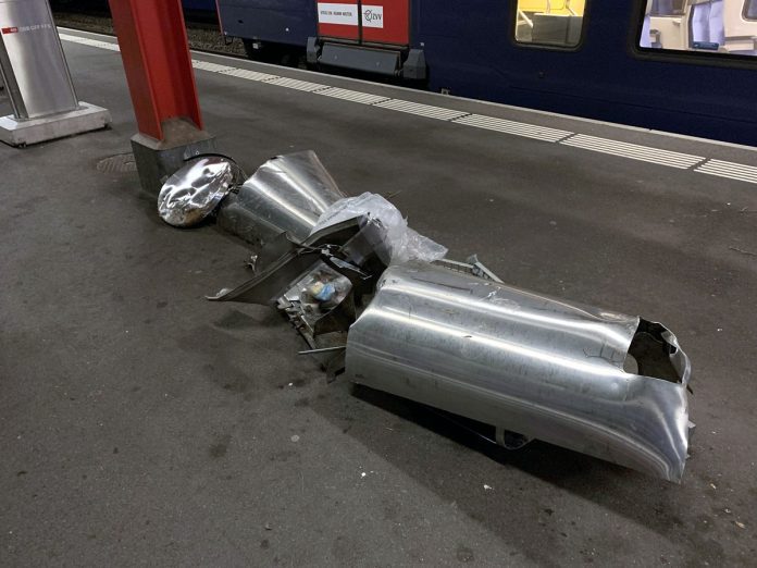 Bahnhof Wetzikon ZH Zug ueberfaehrt Gleis liegenden Abfalleimer_Kapo ZH_1 11 21