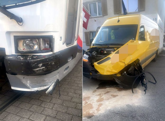 Unterkulm Lieferwagen Kollision ABe 4 8 29 AVA_Kapo AG_18 11 21 Unterkulm Lieferwagen Kollision ABe 4 8 29 AVA_Kapo AG_18 11 21