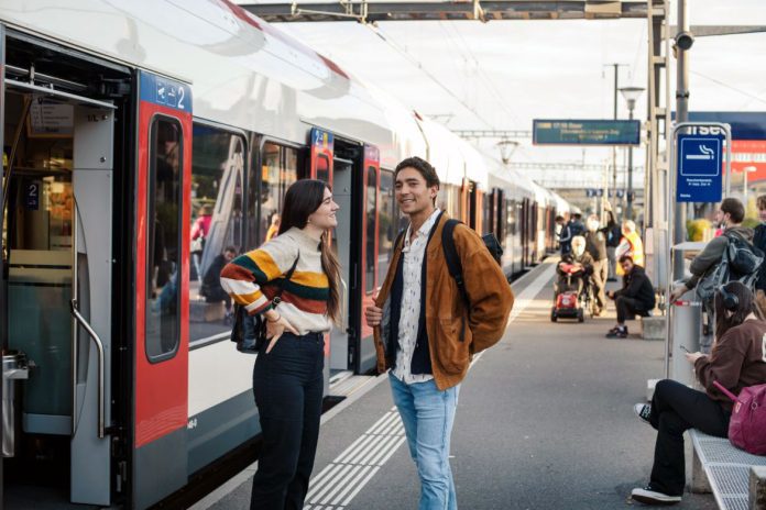 oeV Passagiere Bahnhof Sursee_Dominik Wunderli