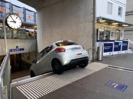 Bahnhof Aarau Auto faehrt Fussgaengerunterfuehrung_Kapo AG_02 02 22