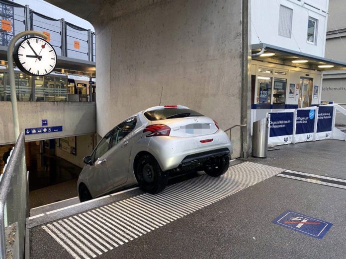 Bahnhof Aarau Auto faehrt Fussgaengerunterfuehrung_Kapo AG_02 02 22