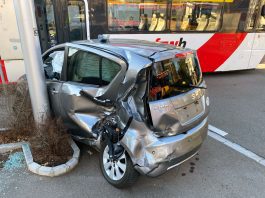Frauenfeld Auto Frauenfeld-Wil-Bahn kollidiert_Kapo TG_10 3 22