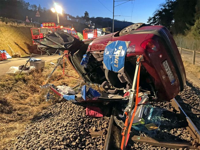 Mammern AutoFahrbahn abgekommen Bahngleis gelandet_28 2 22