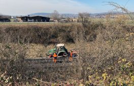 Niederglatt: Landwirtschaftlicher Traktor auf Bahntrassee gestürzt