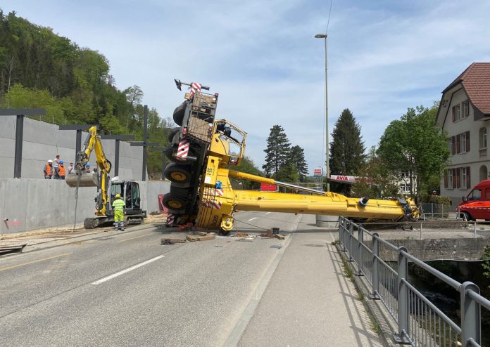 Bahnhof Waldenburg Pneukran umgestuerzt_Kapo BL_29 4 22