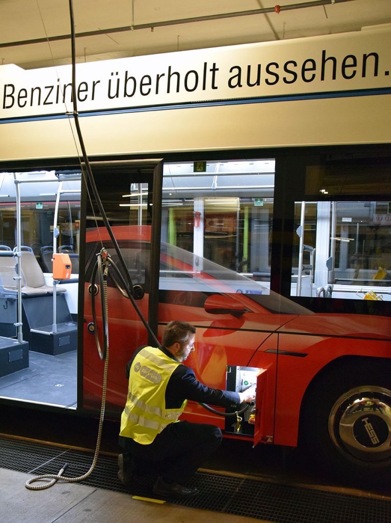 Hess VBZ Batterie-Quartierbus Wagen 340 Hardau Ladevorgang_Sandro Hartmeier_7 4 22