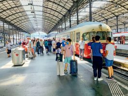 Schaulustige Bahnhof Luzern TEE-Jubilaeums-Rundfahrt_Kaspar Grossmann_29 6 21