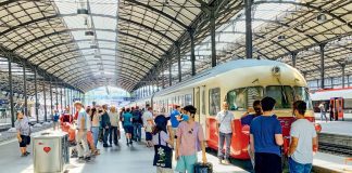 Schaulustige Bahnhof Luzern TEE-Jubilaeums-Rundfahrt_Kaspar Grossmann_29 6 21