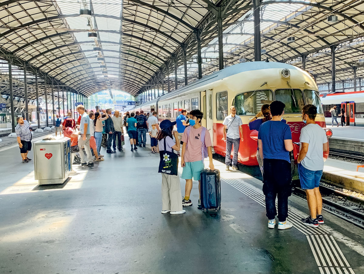 Schaulustige Bahnhof Luzern TEE-Jubilaeums-Rundfahrt_Kaspar Grossmann_29 6 21