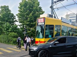 Muenchenstein Kollision Auto BLT-Tram_Kapo BL_2 5 22