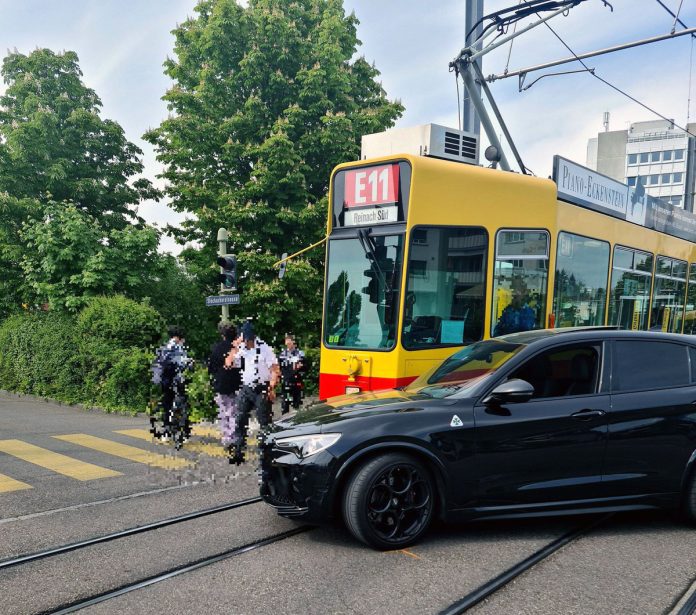 Muenchenstein Kollision Auto BLT-Tram_Kapo BL_2 5 22