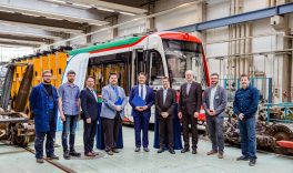 Vertragsunterzeichnung in Chemnitz: Stadler und Chemnitzer Verkehrs-AG vereinbaren Fahrwerksrevision für Stadtbahnen