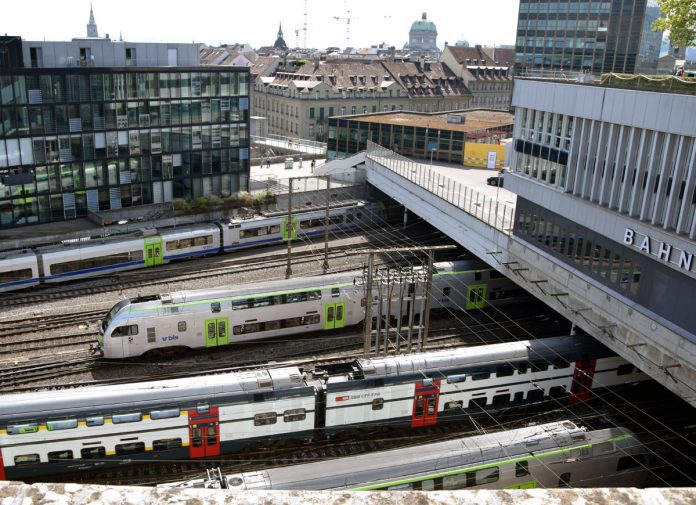 Bahnhof Bern Ein Ausfahrt Zuege SBB BLS_Sandro Hartmeier_15 8 16