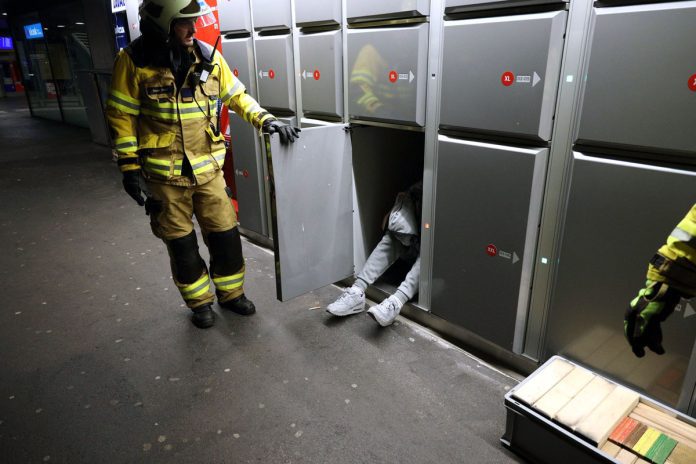 Bahnhof Zug Schliessfach eingesperrt Feuerwehr befreit_Kapo ZG_14 7 22