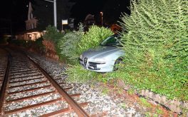 Bahnhof Degersheim: Autofahrer durchfährt bei Selbstunfall Hecke