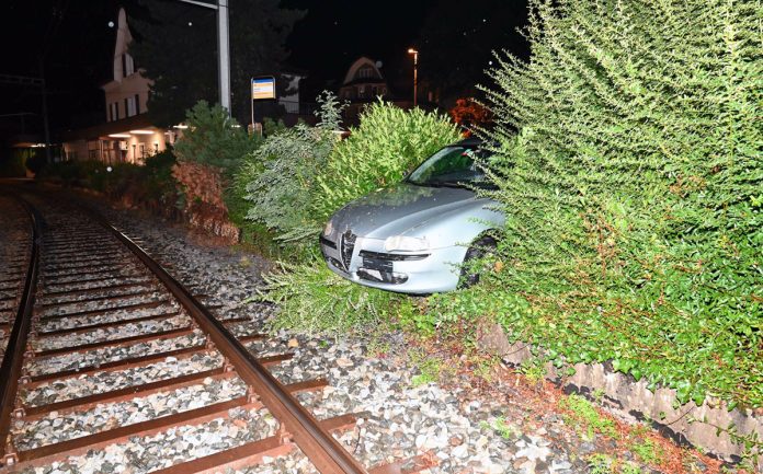 Bahnhof Degersheim Autofahrer Selbstunfall Hecke_Kapo-SG_26 8 22