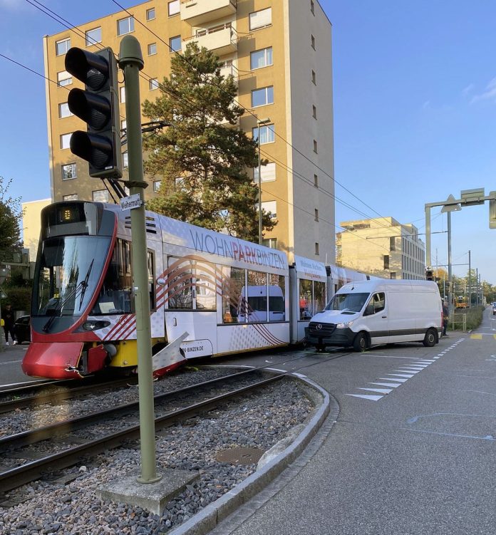 BLT Tango-Tram Be 610 187 Kollision Binningen_Kapo BL_12 10 22