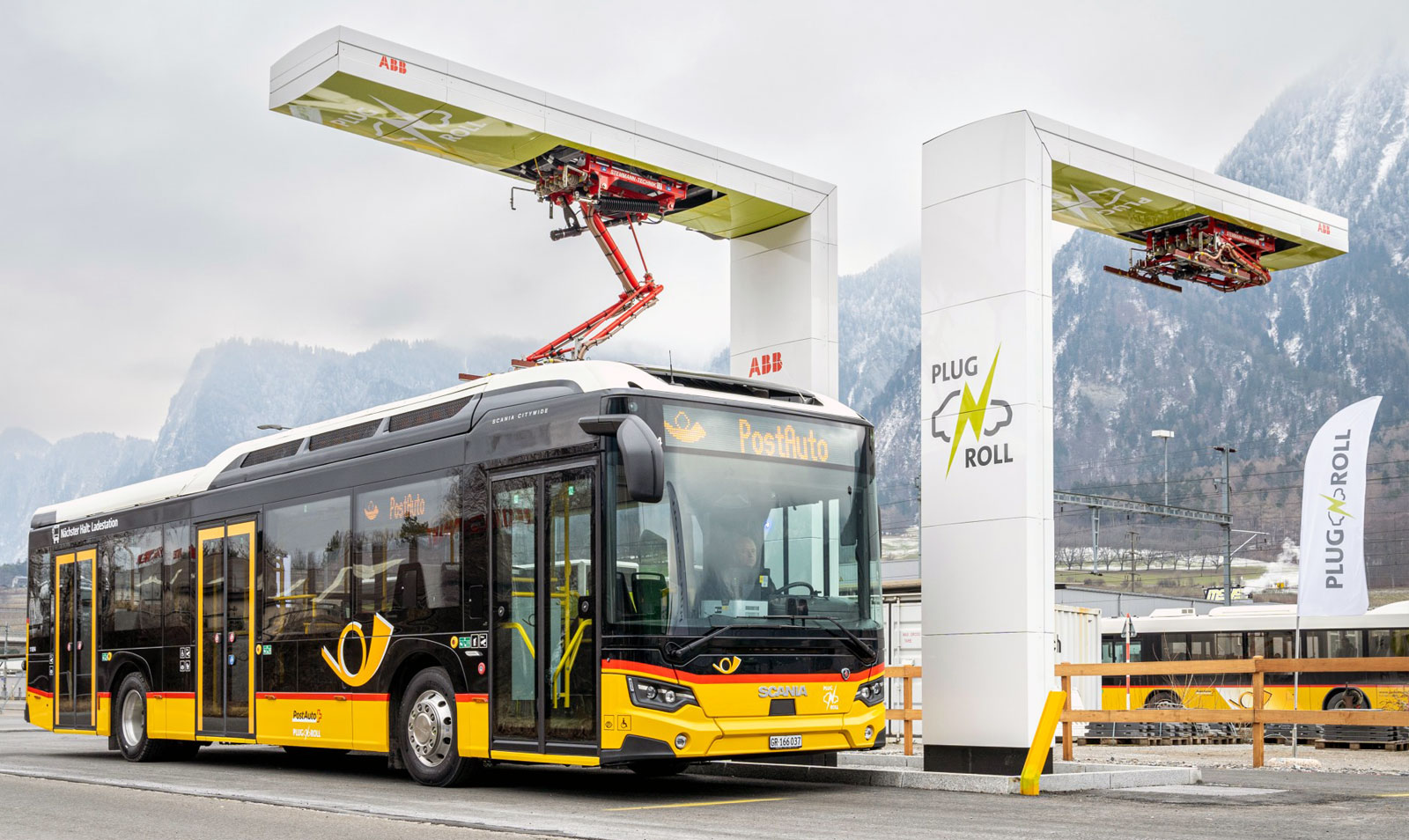 Scania Batteriebusse für Postauto Graubünden (Dünser Bus GmbH Trimmis) an der ABB-Ladestation am Bahnhof Untervaz-Trimmis. / Quelle: Repower