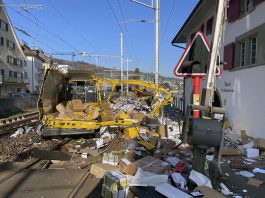 Horgen Lieferwagen Post kollidiert Bahnübergang DPZ S25_Kapo ZH_6 4 23