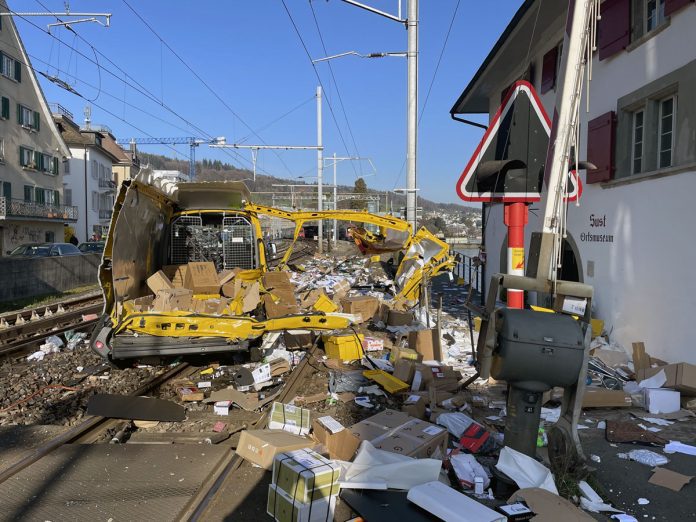 Horgen Lieferwagen Post kollidiert Bahnübergang DPZ S25_Kapo ZH_6 4 23