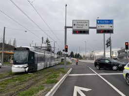 Spreitenbach Auto kollidierte Limmattalbahn_Kapo AG_15 4 23