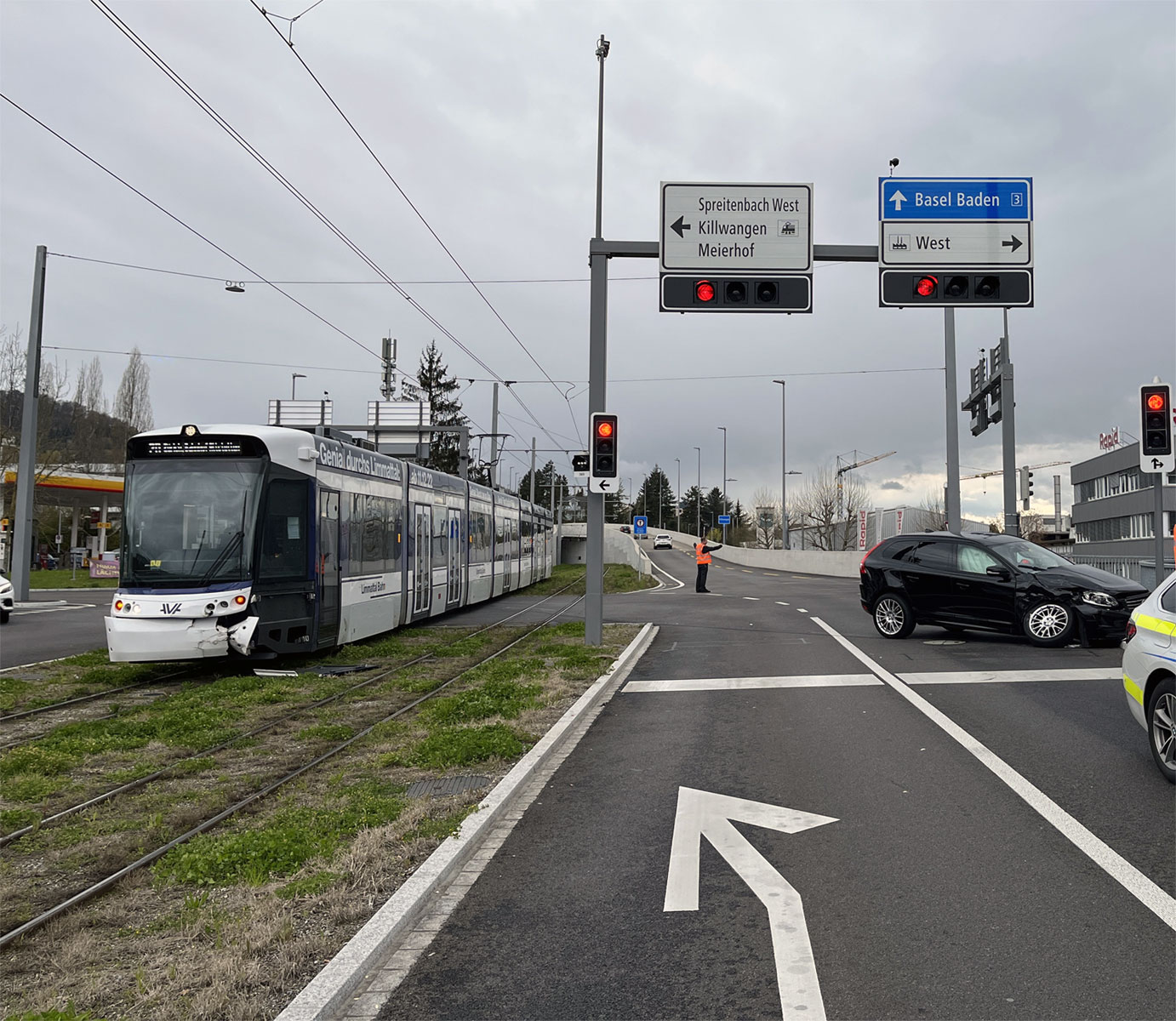 Spreitenbach Auto kollidierte Limmattalbahn_Kapo AG_15 4 23