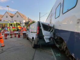 Affoltern am Albis: Kollision zwischen Lieferwagen und S5 auf Bahnübergang