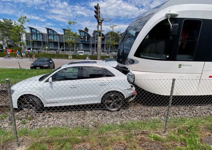 Bottighofen Auto Barrieren Thurbo-GTW kollidiert_Kapo TG_2 8 23