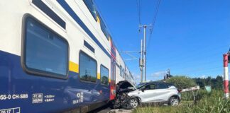 Hinwil Auto kollidiert auf Bahnübergang mit SBB Regio-Dosto der S15_Kapo ZH_3 8 23