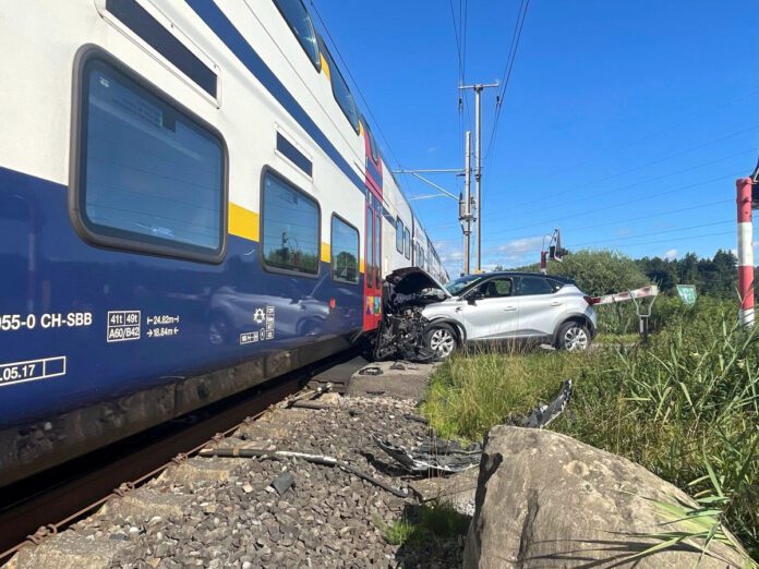 Hinwil Auto kollidiert auf Bahnübergang mit SBB Regio-Dosto der S15_Kapo ZH_3 8 23