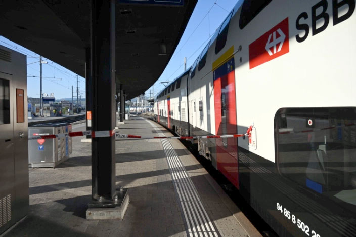Frau Bahnhof Zug Interregio erfasst_Kapo ZG_6 9 23