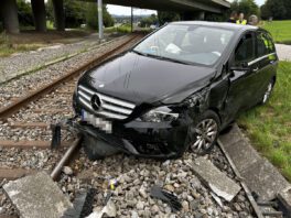 Safenwil: Auto nach Unfall auf Gleis gelandet
