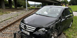 Safenwil Auto Unfall Gleis_Kapo AG_17 8 23