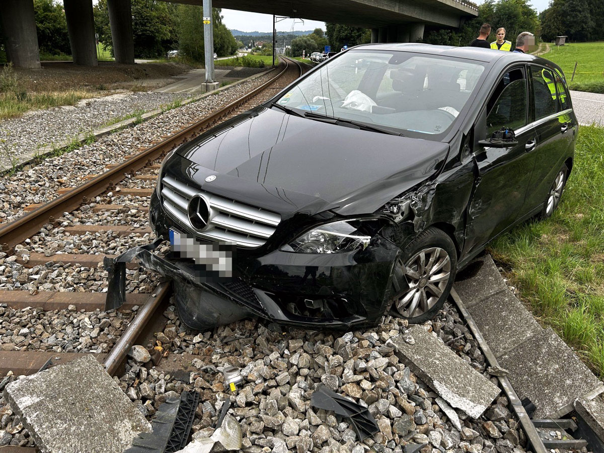 Safenwil Auto Unfall Gleis_Kapo AG_17 8 23
