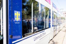 Limmattal Bahn Tramlink mit Wappen von Städten und Gemeinden