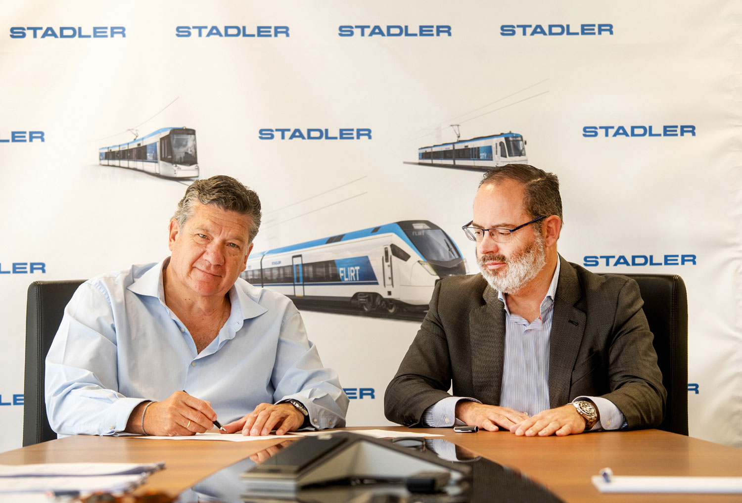 EURO9000-Contract-Signing Inigo-Parra-Fernando-Perez-CEO_Alpa Trains Stadler_10 23