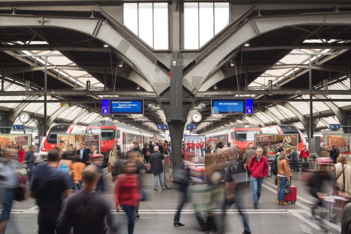 Reisende Zuerich Hauptbahnhof HB_SBB CFF FFS