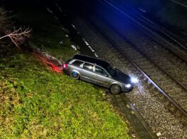 Eschlikon Auto landet Flucht neben Bahnlinie_Kapo TG_9 12 23