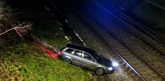 Eschlikon Auto landet Flucht neben Bahnlinie_Kapo TG_9 12 23