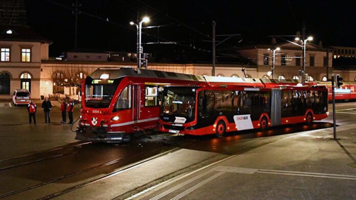 RhB Allegra-Triebzug ABe 812 3504 Gelenkbus Kollision_Stapo Chur_18 12 23