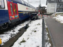 Wetzikon Unfall Bahnuebergang Auto SBB DPZ_Kapo ZH_6 12 23