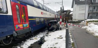 Wetzikon Unfall Bahnuebergang Auto SBB DPZ_Kapo ZH_6 12 23