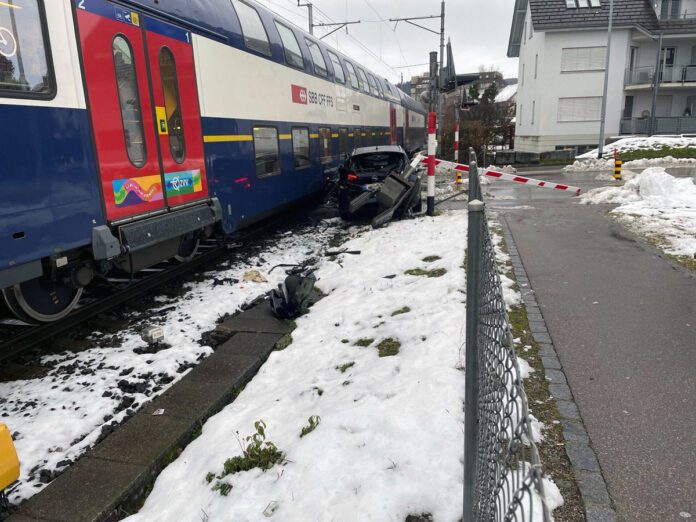 Wetzikon Unfall Bahnuebergang Auto SBB DPZ_Kapo ZH_6 12 23 Wetzikon Unfall Bahnuebergang Auto SBB DPZ_Kapo ZH_6 12 23