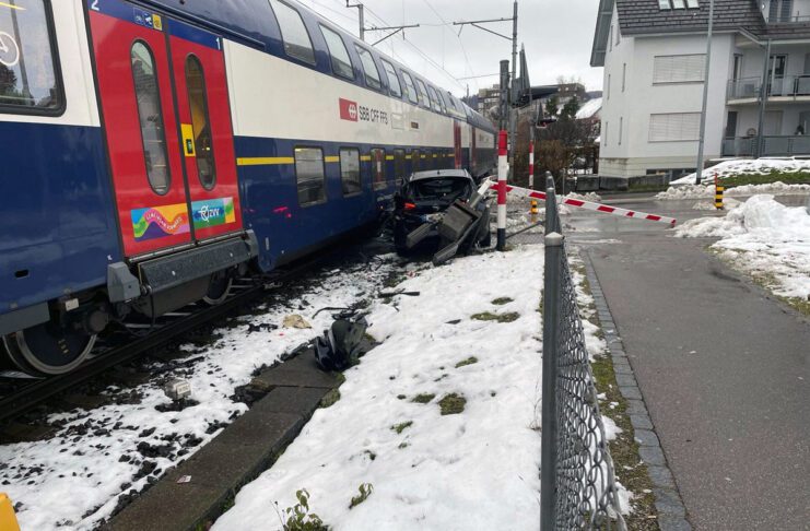 Wetzikon Unfall Bahnuebergang Auto SBB DPZ_Kapo ZH_6 12 23