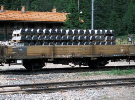 9463101-0m RhB 7371 Niederbordwagen mit Betonschwellenladung_Bemo