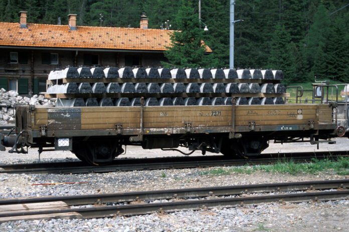 9463101-0m RhB 7371 Niederbordwagen mit Betonschwellenladung_Bemo